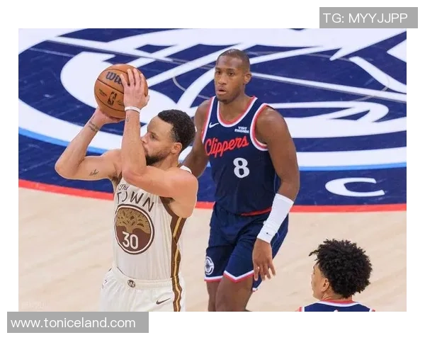 库里在对阵快船的三分表现与科尔战术的精彩对决分析 库里在对阵快船的三分表现与科尔战术的精彩对决分析